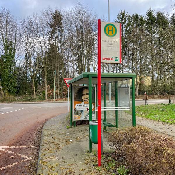 Während die SB22 in Fahrtrichtung Leverkusen-Mitte die Haltestelle Vincent-van-Gogh-Straße anfährt, wird diese in der Gegenrichtung nicht angefahren.