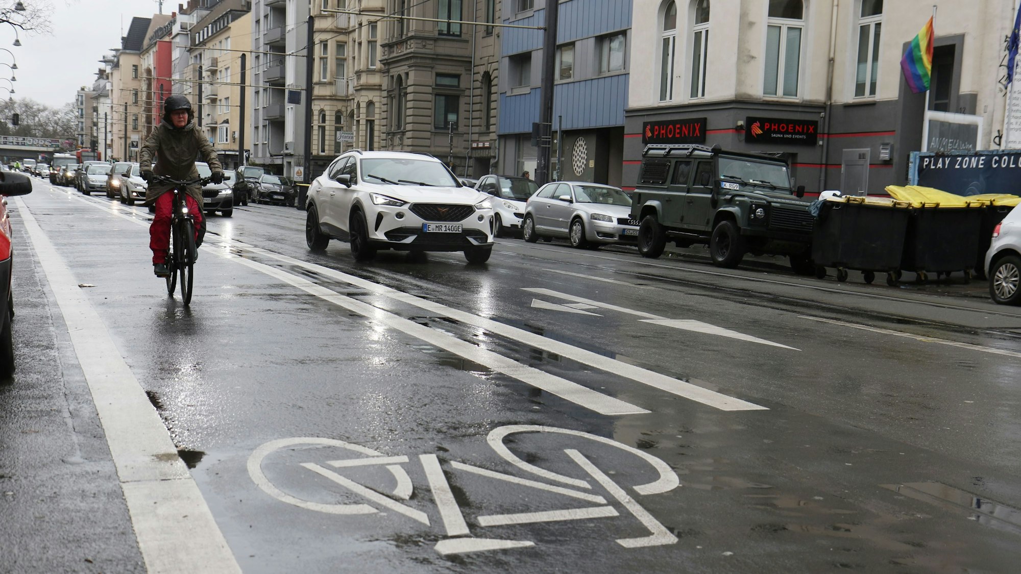 Auf der Richard-Wagner-Straße fließt der Radfahrverkehr neben der Autospur und den Schienenverkehr.