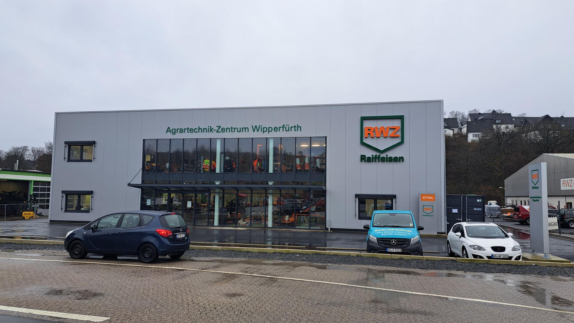 Außenansicht des Neubaus der RWZ-Agrartechnik in Wipperfürth.