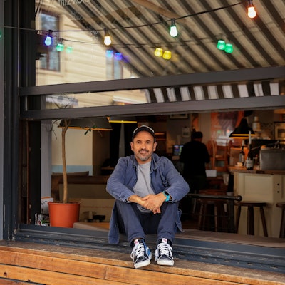 Der Inhaber des Meister-Gerhard Manuel Bouhaddouz sitzt vor seinem Restaurant auf der Fensterbank.