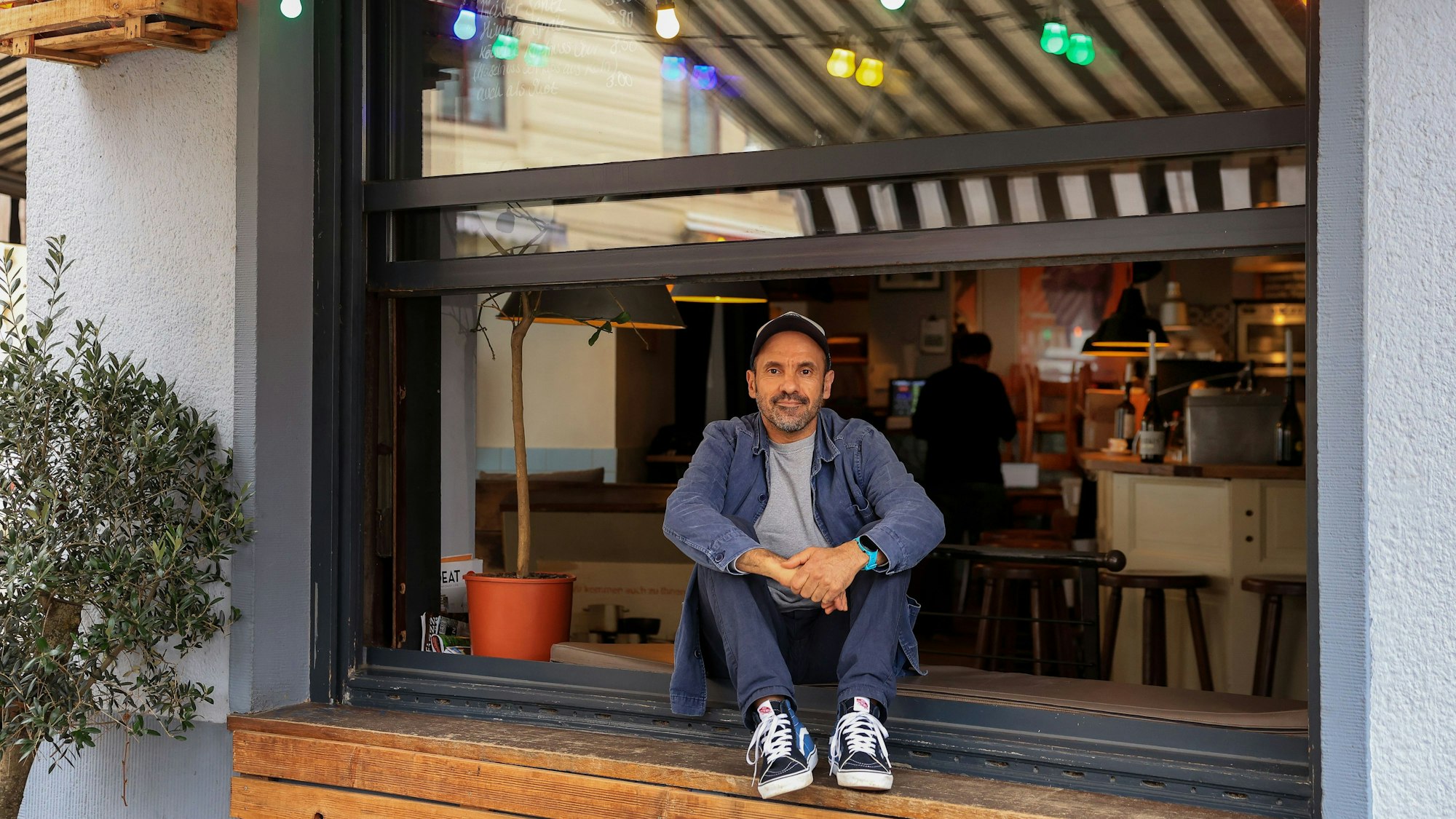 Manuel Bouhaddouz sitzt am Fenster seines Restaurants Meister Gerhard.