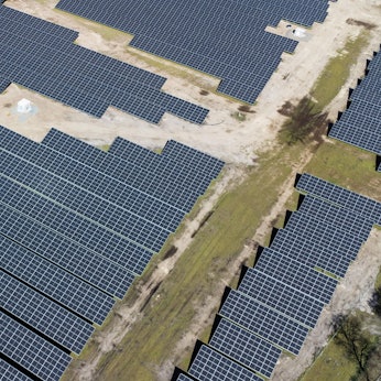 Eine neue Solaranlage steht neben Feldern und einer Autobahn.