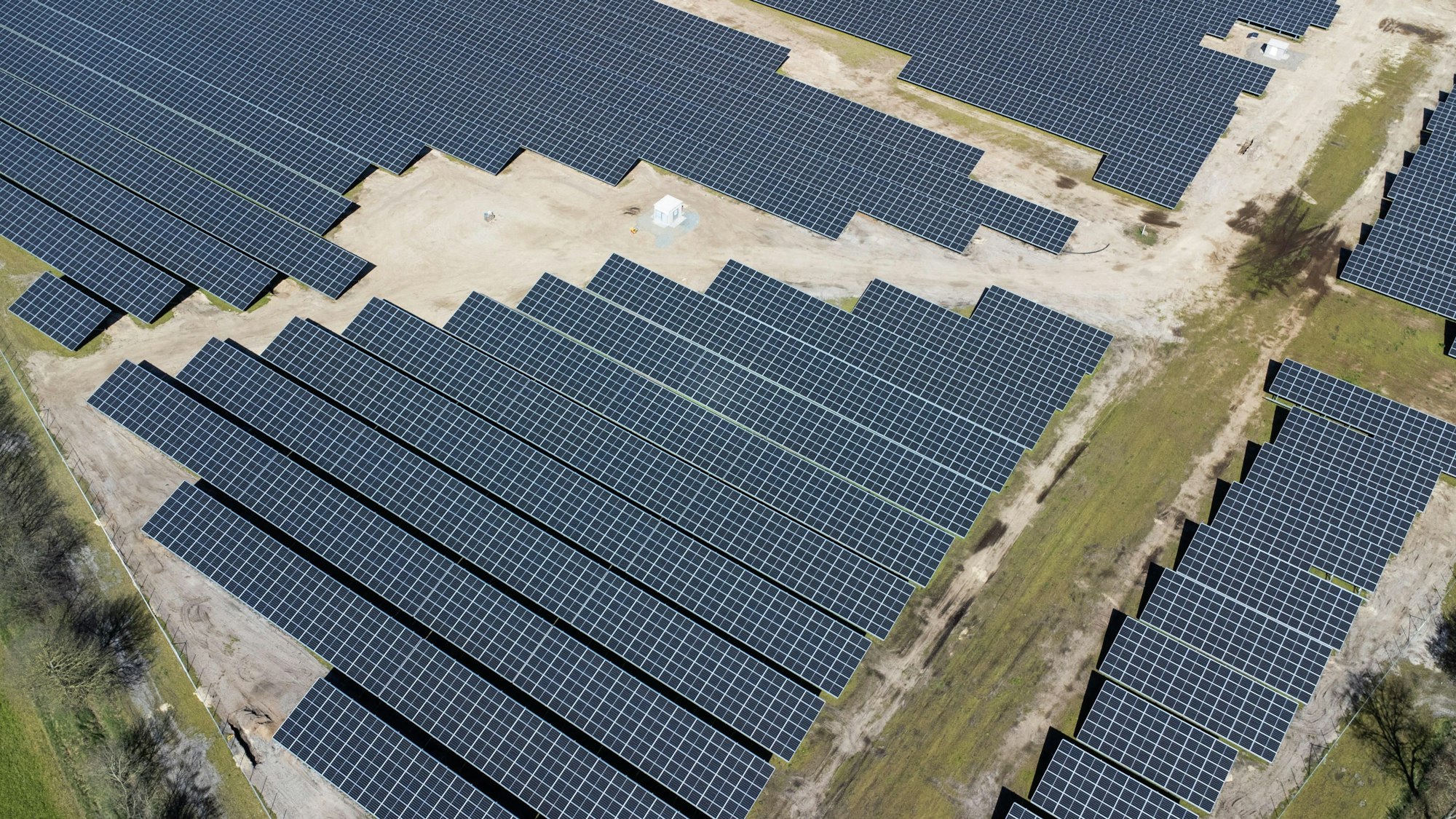 Eine neue Solaranlage steht neben Feldern und einer Autobahn.