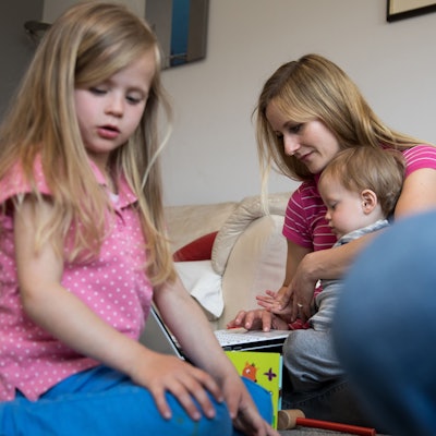 Gleichzeitig am Laptop arbeiten und die Kinder betreuen: Mütter übernehmen trotz Berufstätigkeit deutlich mehr Arbeit im Haushalt.