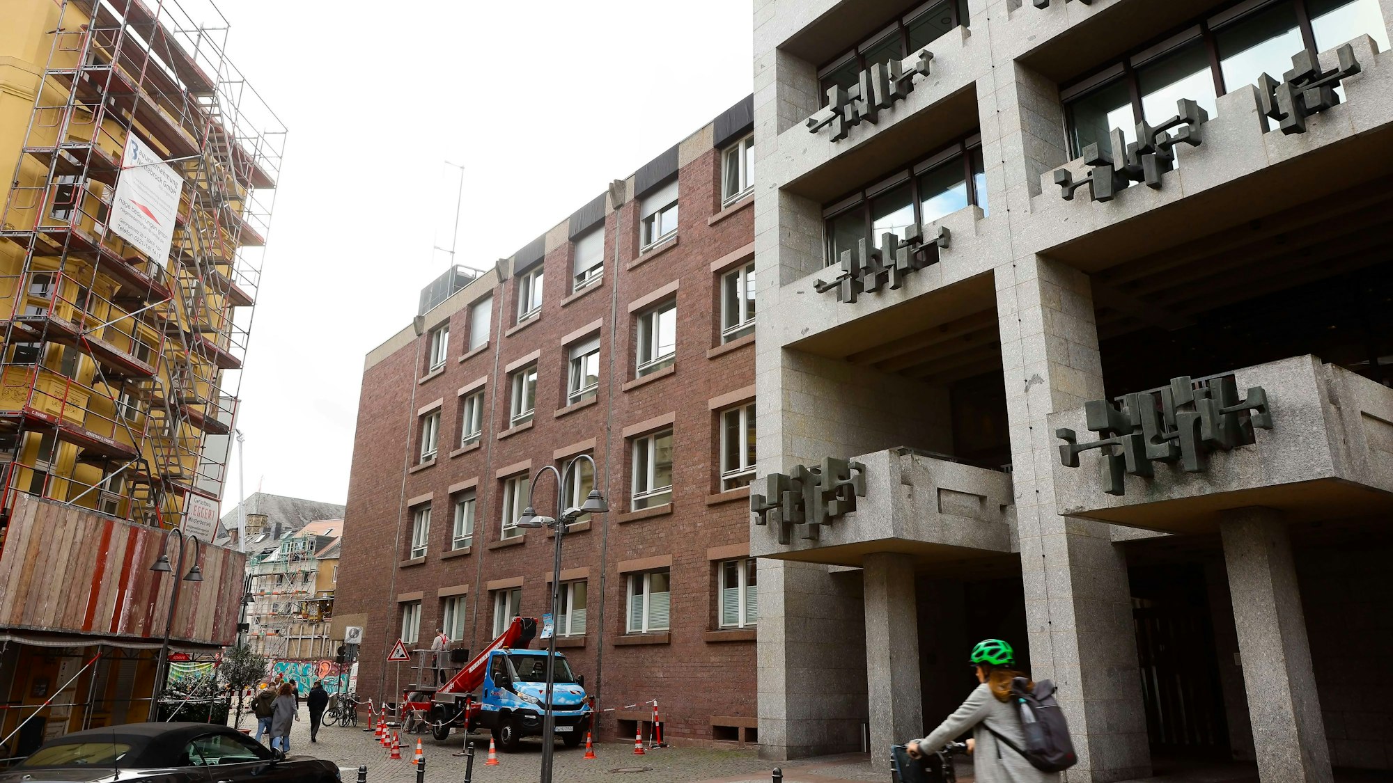 Schon im November brachten Arbeiter Fangnetze am Historischen Rathaus an.