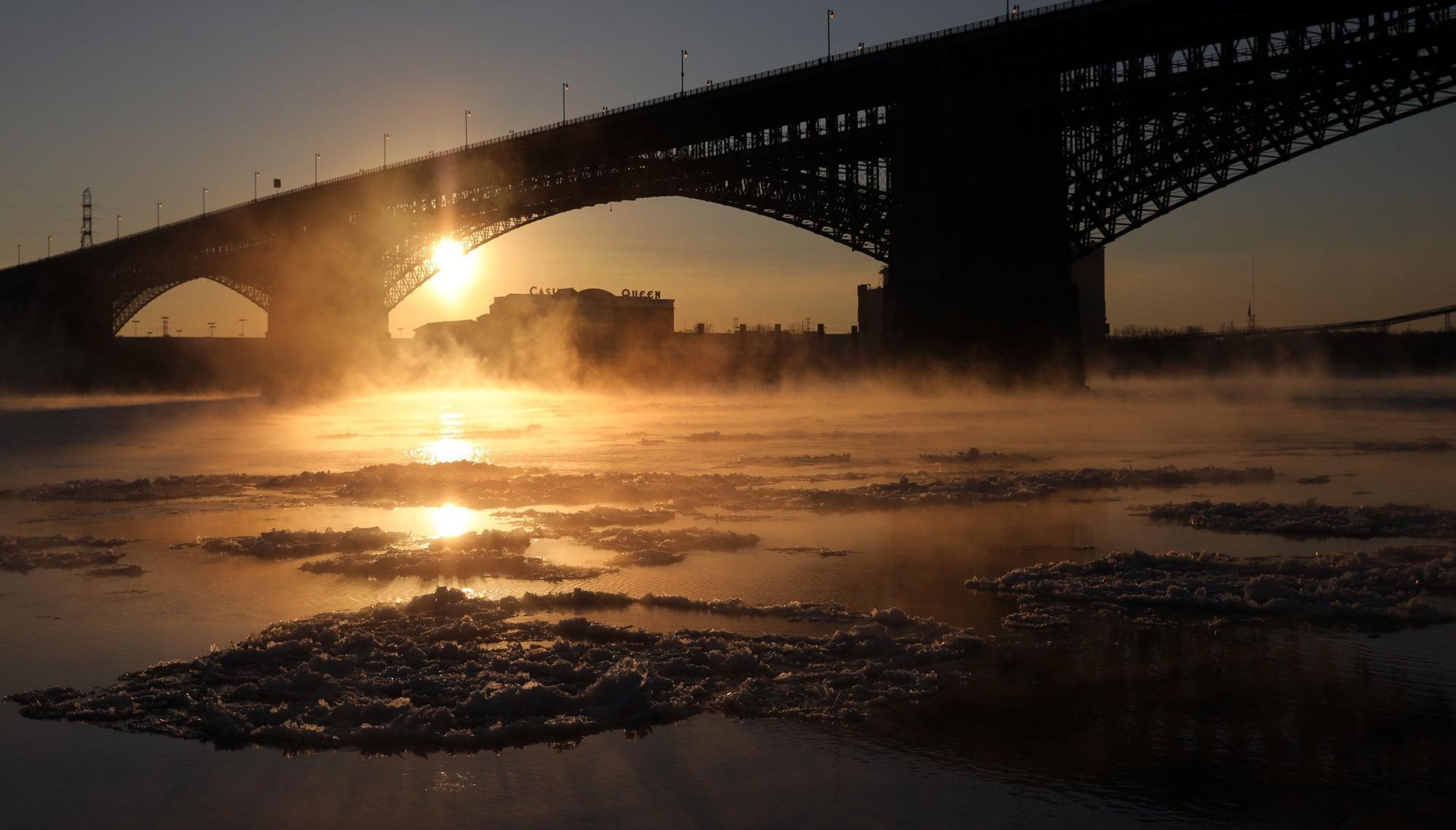 An der Eads Bridge in St. Louis steigt Dampf über dem Mississippi auf.