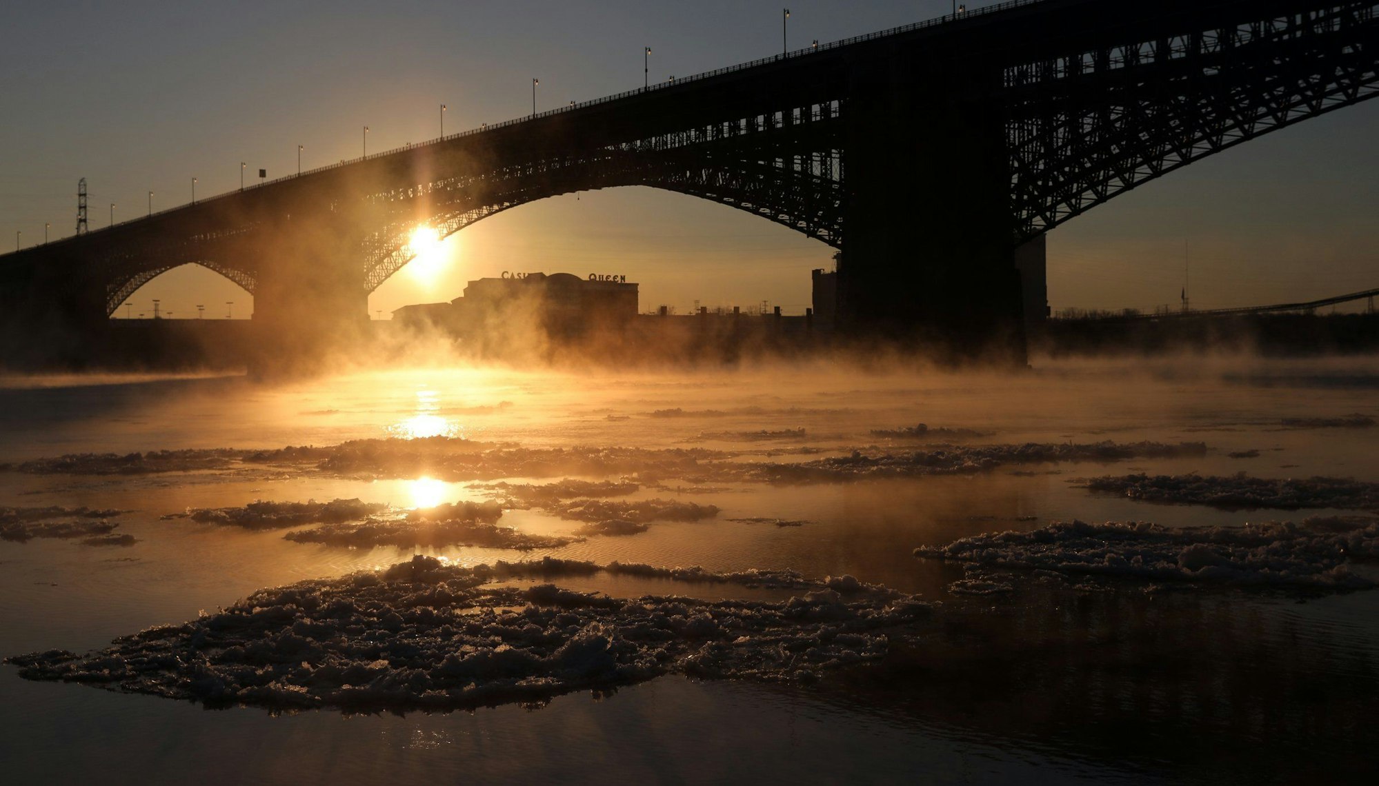 An der Eads Bridge in St. Louis steigt Dampf über dem Mississippi auf.