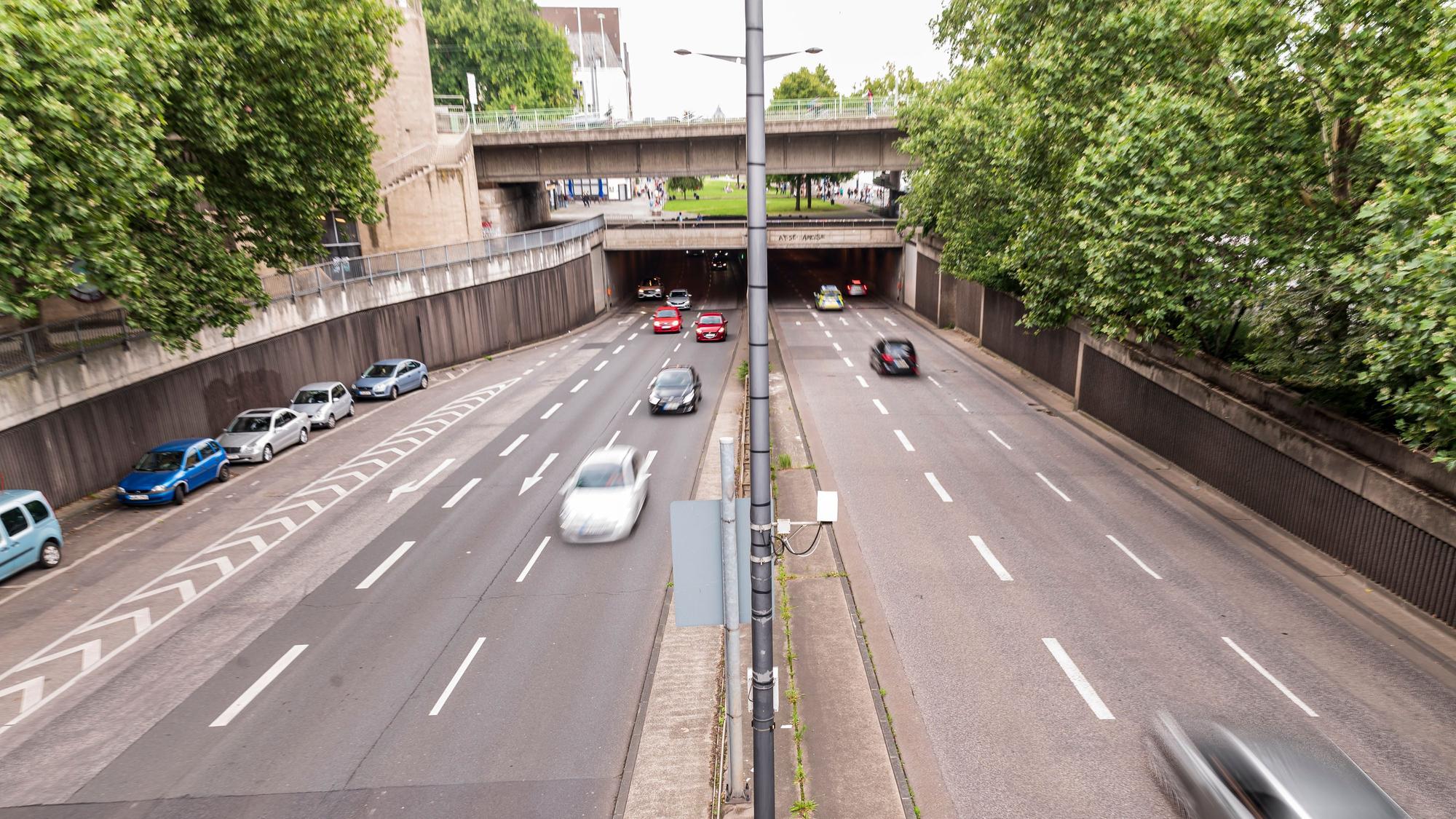Rheinuferstraße und Rheinufertunnel in Köln.