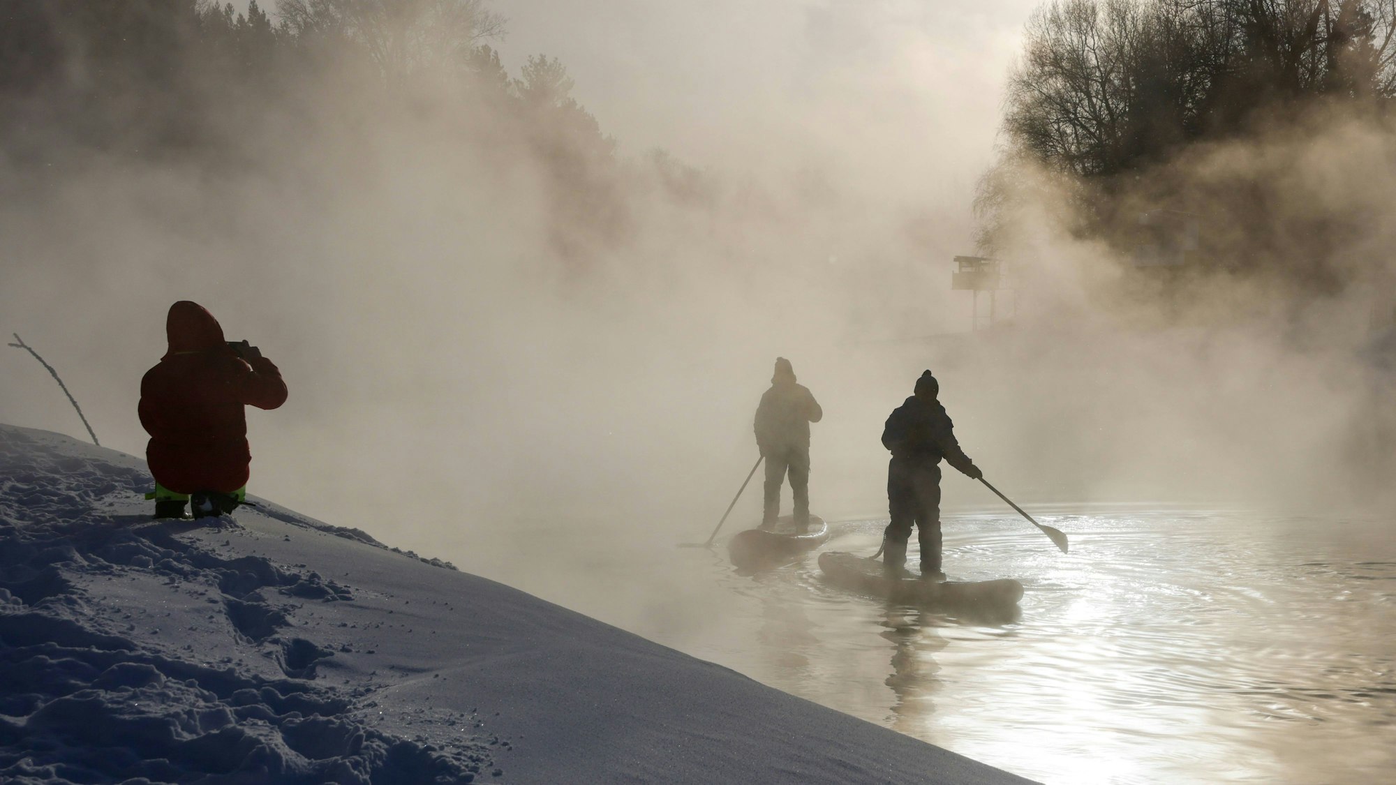 Stand-up Paddle Boarder auf dem Fluss Ob bei strengem Frost.