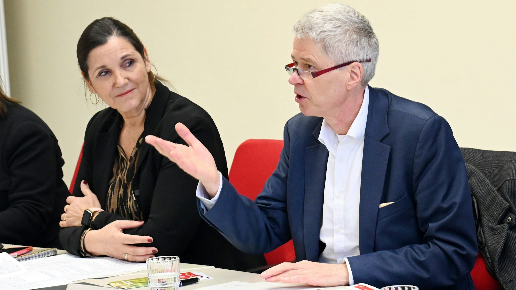 Dr. Sibylle Scharkus und Dr. Harald Rau sitzen an einem Tisch und diskutieren.