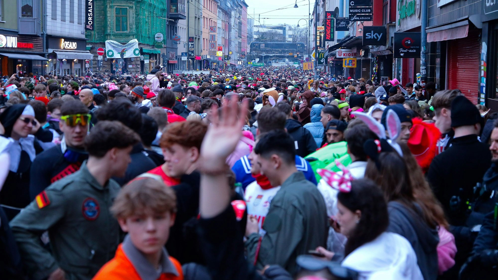 Die Zülpicher Straße am Karnevalssamstag.