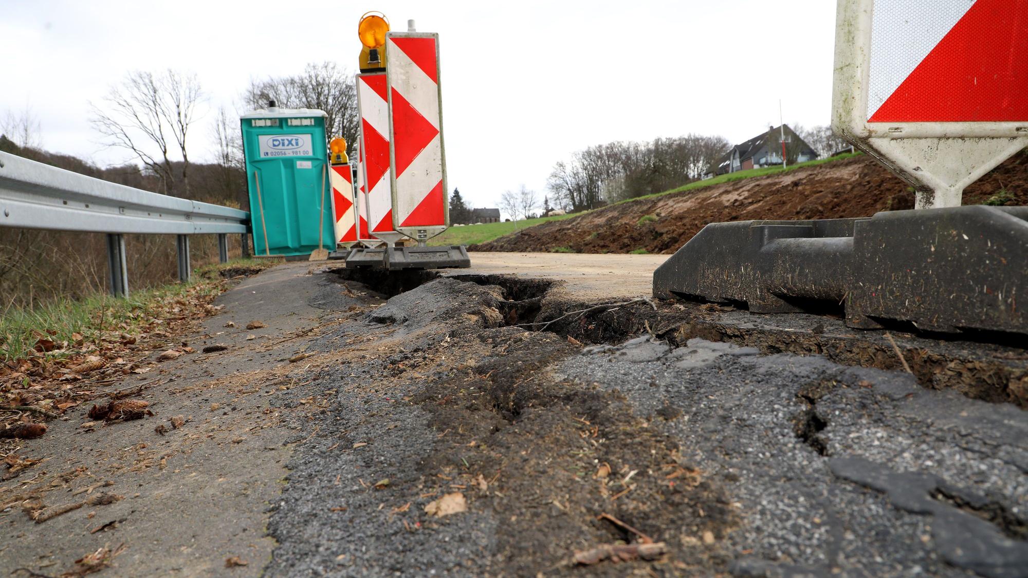 Warnbaken stehen neben einem weggebrochenen Stück Straße.