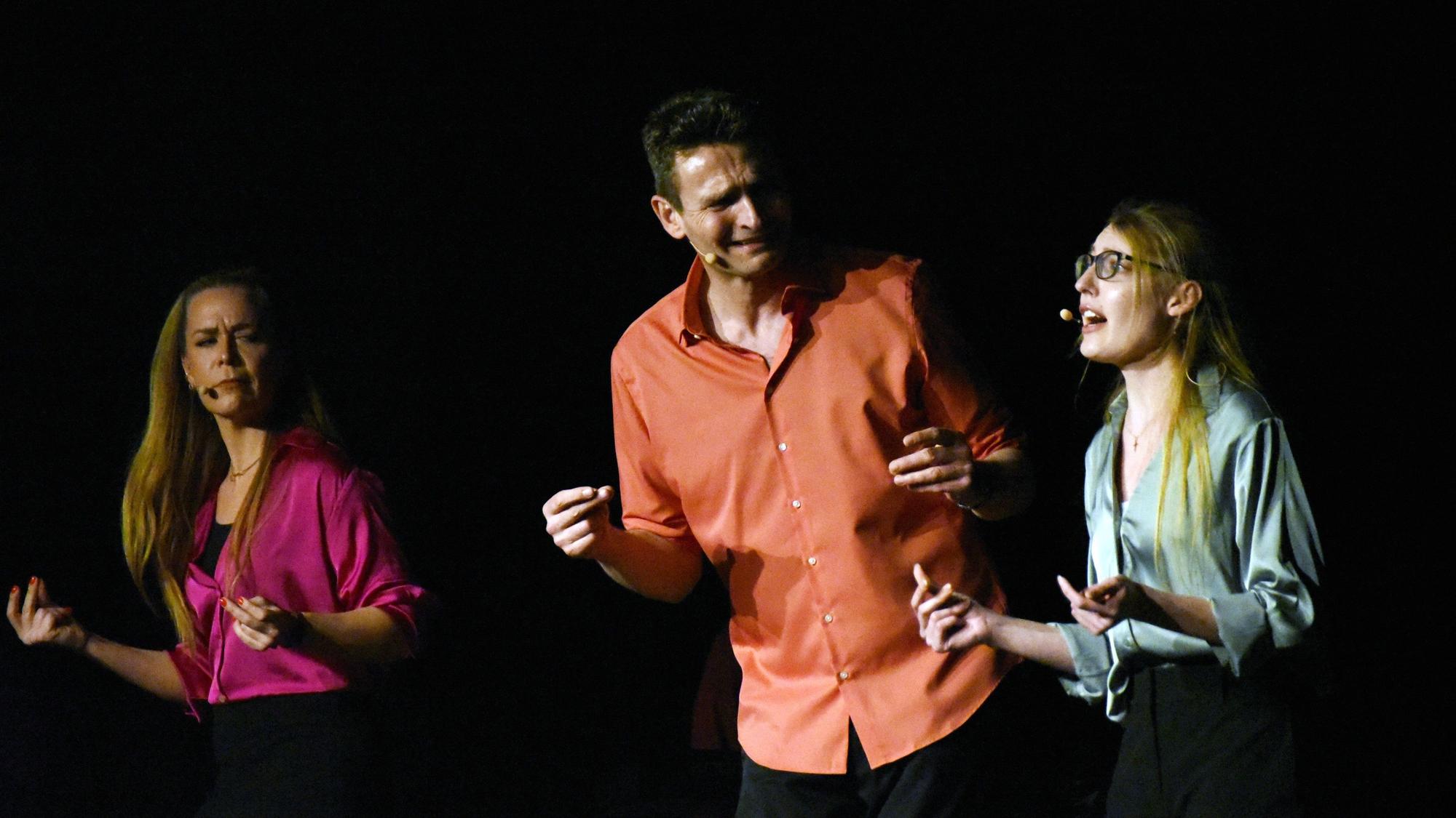 Das Ensemble des Springmaus Improvisations Theaters bei ihrem Auftritt im Parkhotel Nümbrecht