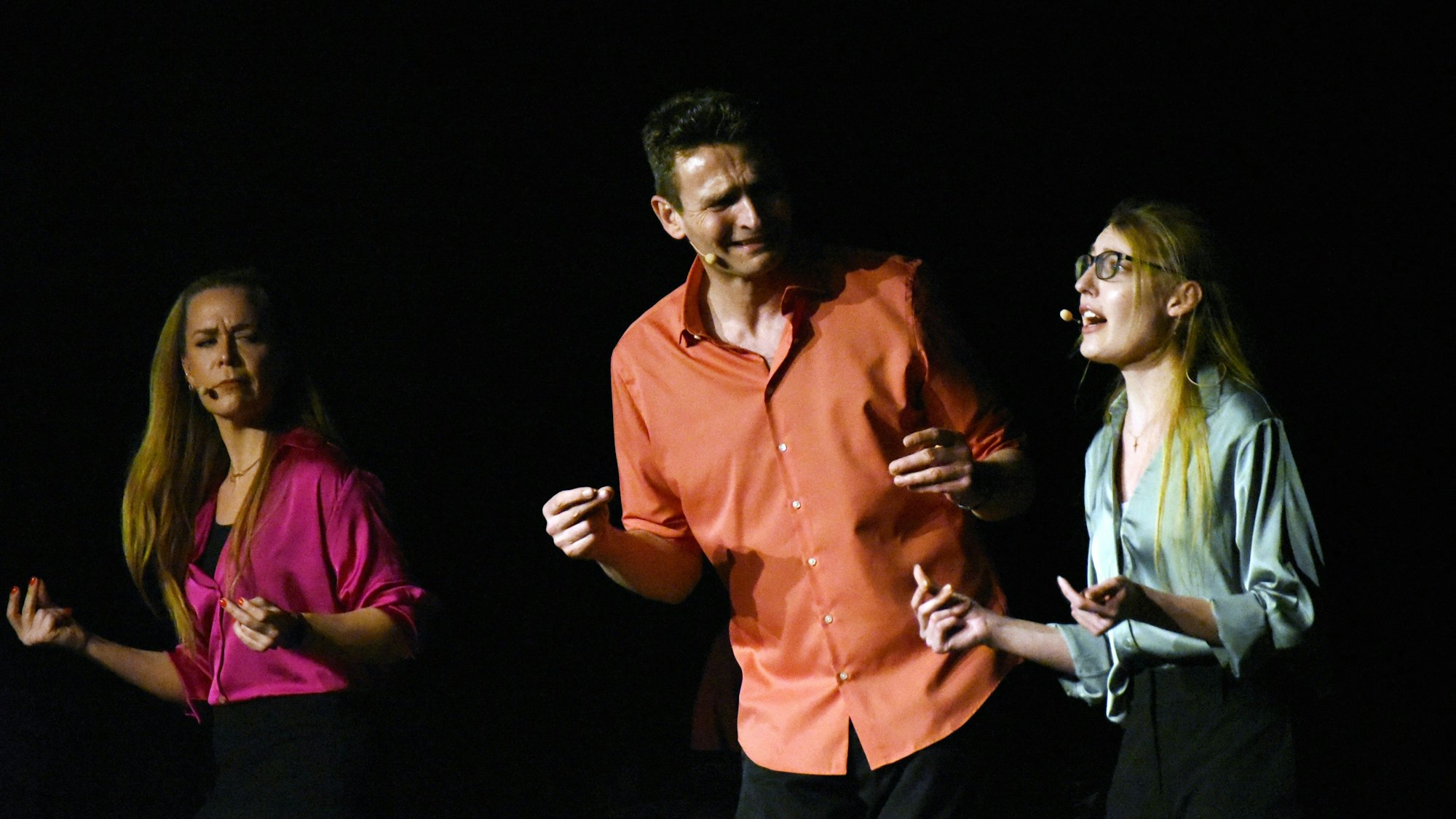 Das Ensemble des Springmaus Improvisations Theaters bei ihrem Auftritt im Parkhotel Nümbrecht