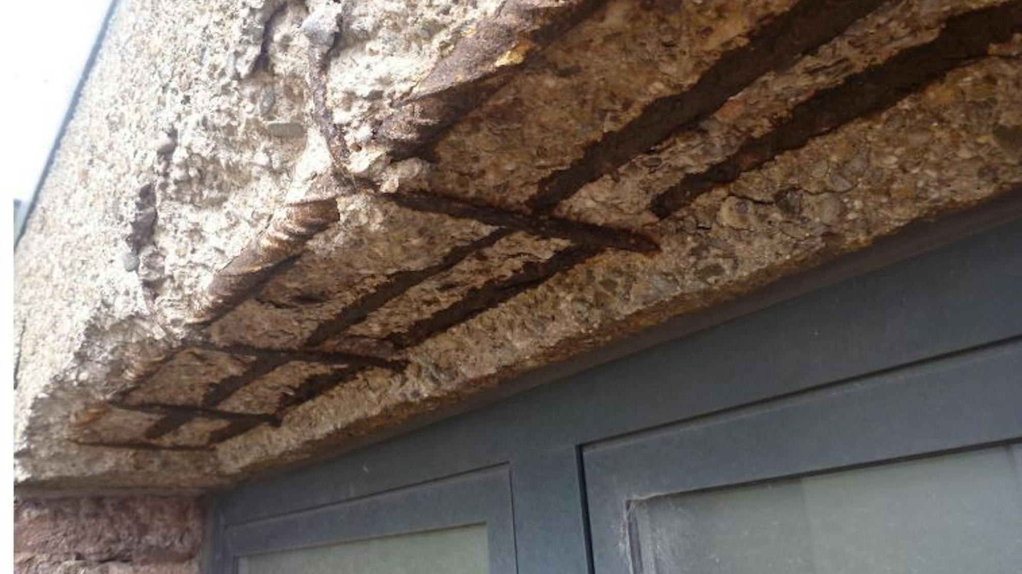 Das Bild zeigt Teile der Fassade.