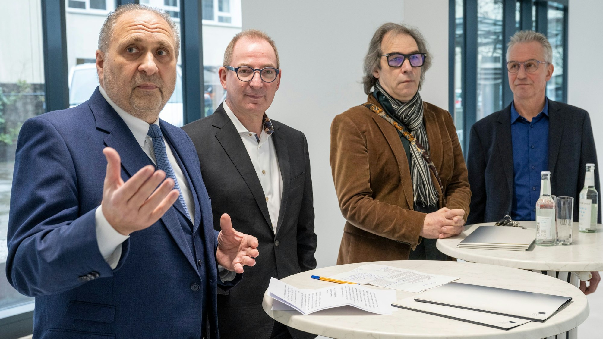 Zu sehen sind von links nach rechts Hans Peter Wollseifer, Präsident der Handwerkskammer zu Köln, Oliver Herrmann, kommisarische Kanzler der KHM, Mathias Antlfinger, Rektor der KHM und Jürgen Fritz, kommisarischer Hauptgeschäftsführer der HWK an zwei Stehtischen in der Vorderansicht.