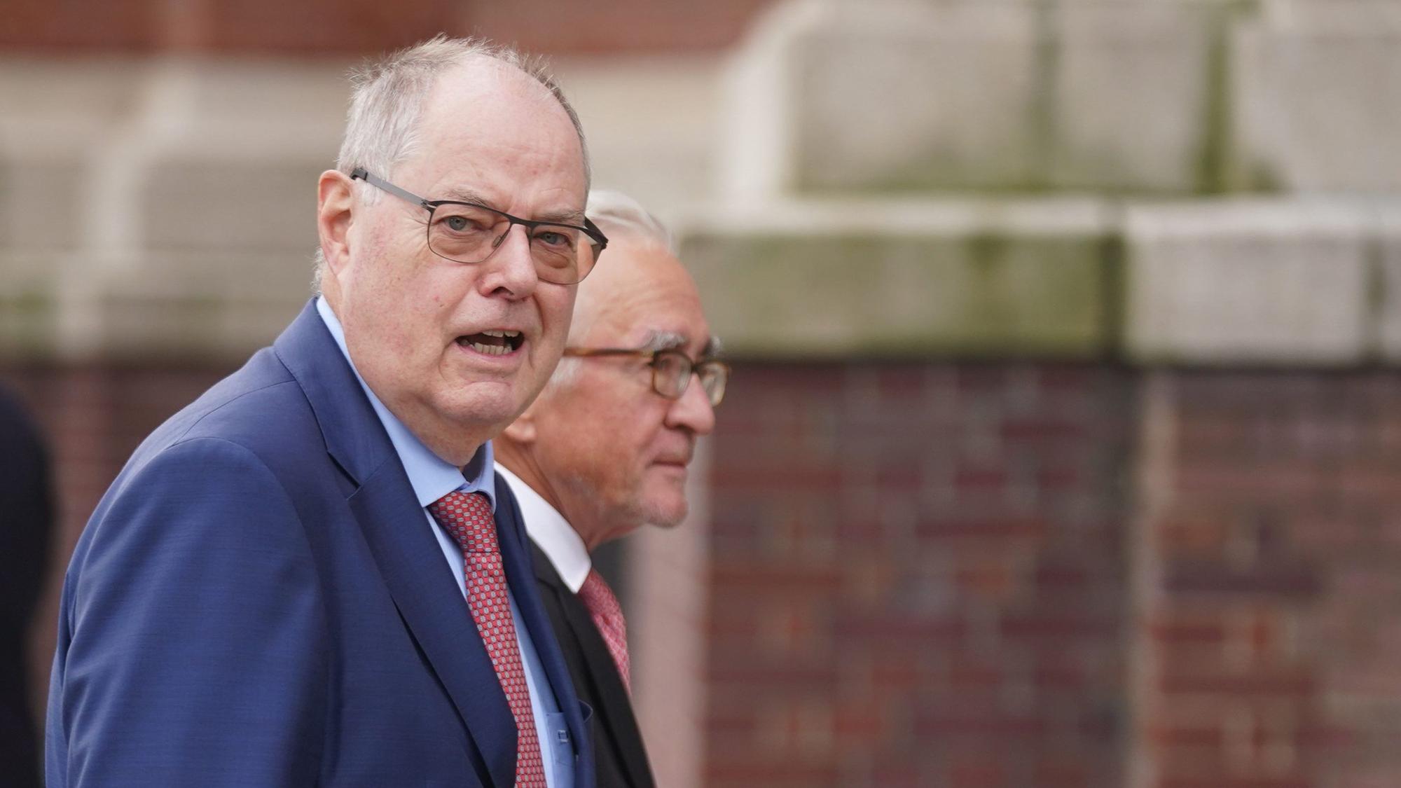 Peer Steinbrück (l, SPD), ehemaliger Bundesfinanzminister und Kanzlerkandidat, kommt zum Gottesdienst in die Hauptkirche Sankt Michaelis am Tag der Deutschen Einheit in Hamburg. (Archivbild)