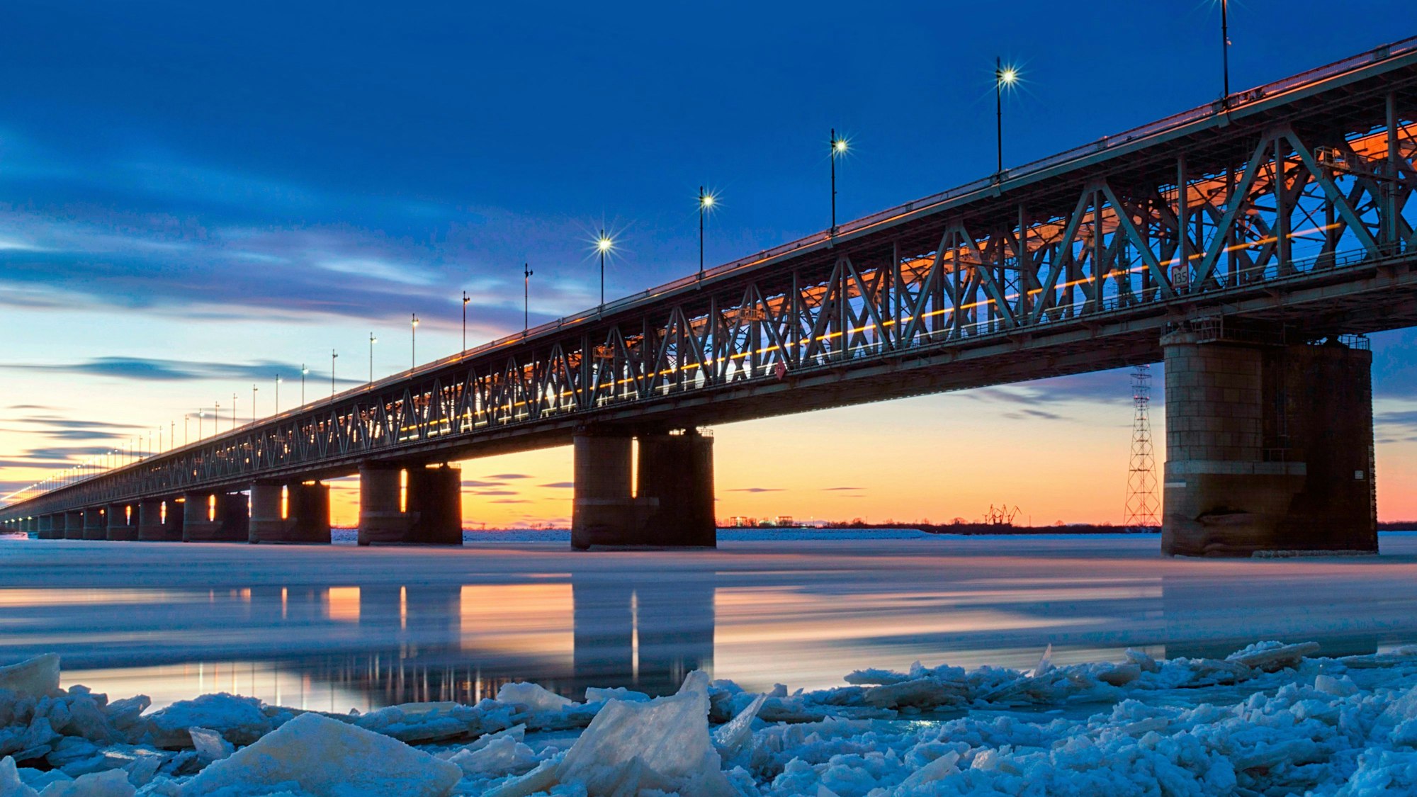 Bereich der Amurbrücke, über die die Transsibirische Eisenbahn führt.