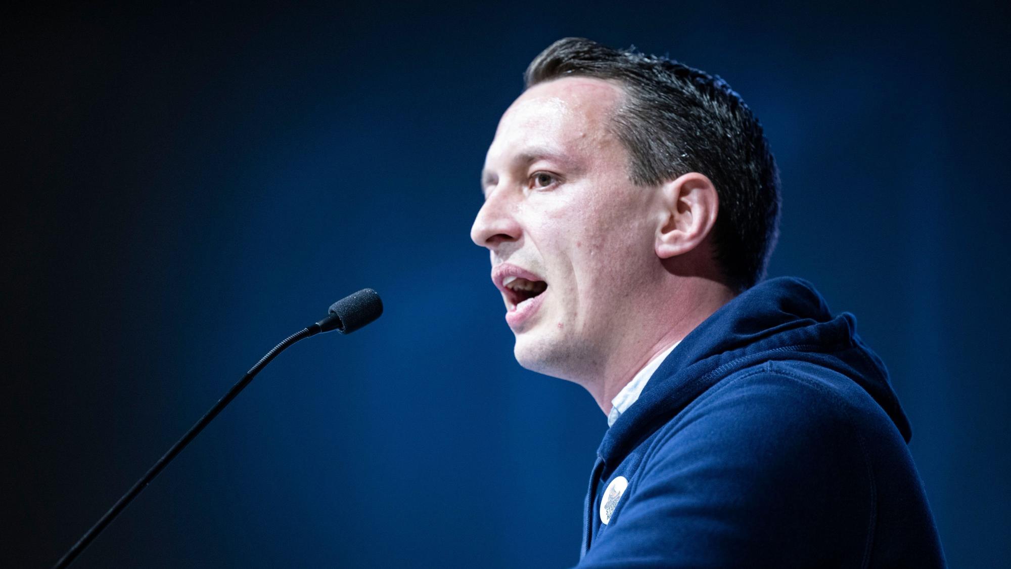 Beim Landesparteitag in Marl ist der fraktionslose Abgeordnete Matthias Helferich, Mitglied der Jungen Alternative für Deutschland, am Redenerpult zu sehen.