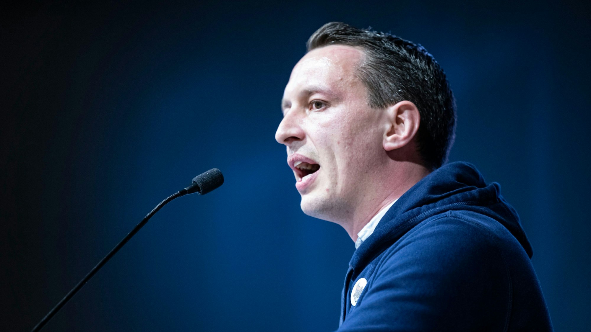 Beim Landesparteitag in Marl ist der fraktionslose Abgeordnete Matthias Helferich, Mitglied der Jungen Alternative für Deutschland, am Redenerpult zu sehen.