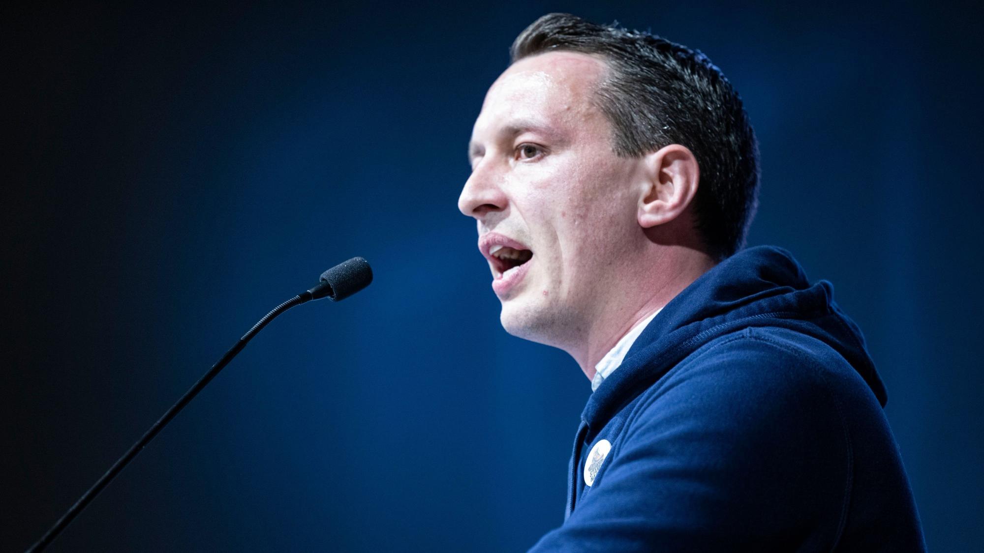 Marl: Der fraktionslose Abgeordnete Matthias Helferich und Mitglied der Jungen Alternative für Deutschland spricht während des 21. Landesparteitags der "Alternative für Deutschland".