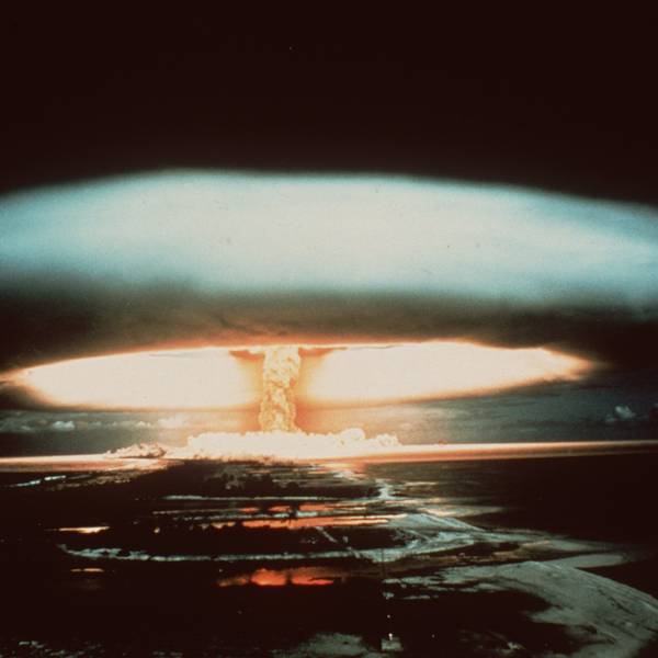 Frankreich, Mururoa-Atoll: Nach der Explosion einer französischen Atombombe schwebt 1970 dieser riesige Atompilz über dem Mururoa-Atoll. (Archivbild)