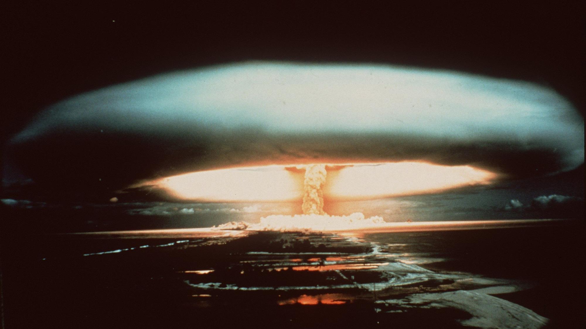 ARCHIV - 30.11.1970, Frankreich, Mururoa-Atoll: Nach der Explosion einer französischen Atombombe schwebt dieser riesige Atompilz über dem Mururoa-Atoll.