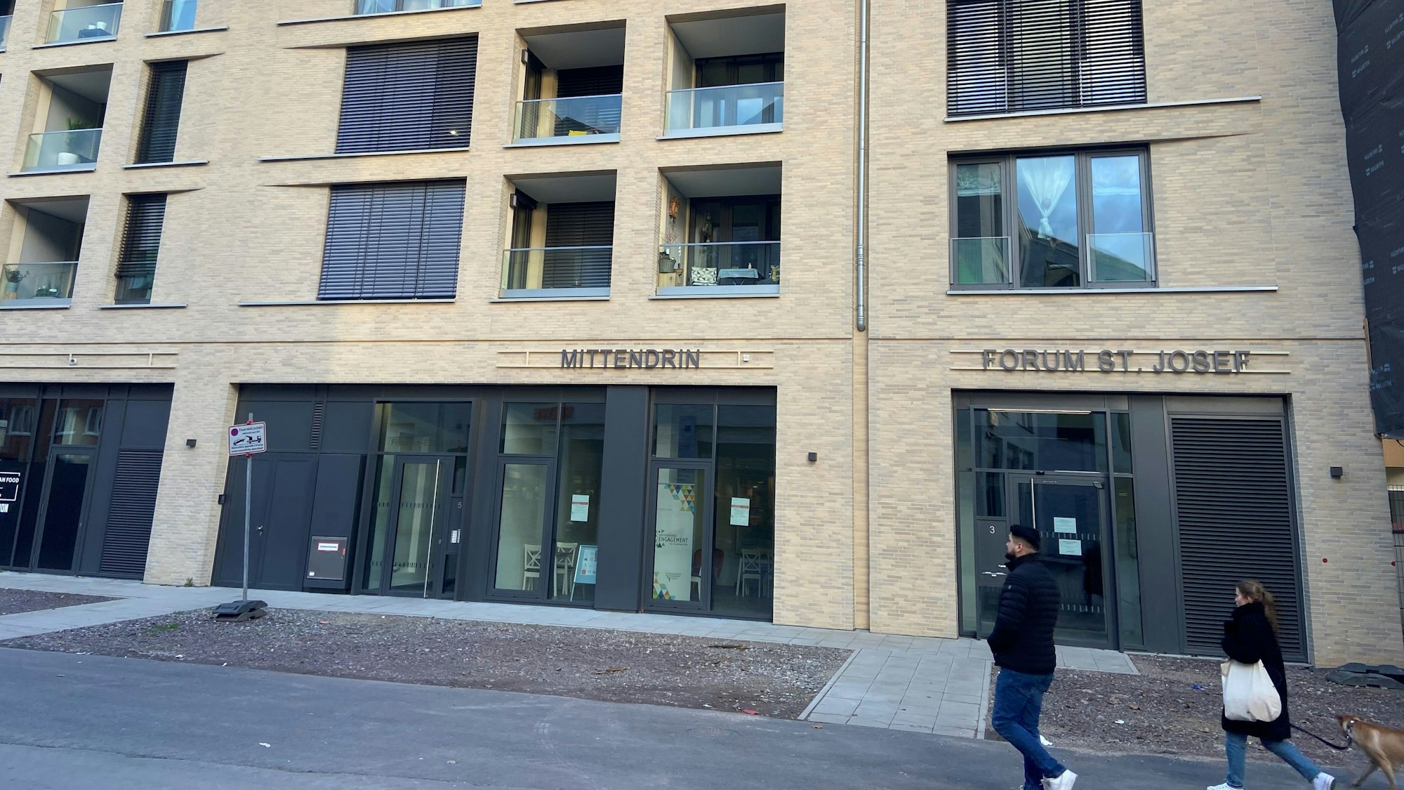 Blick auf ein neues mehrstöckiges Gebäude