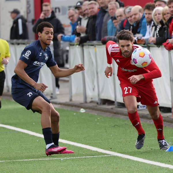 Saif Eddine Ayadi im Zweikampf mit einem Siegburger Spieler.