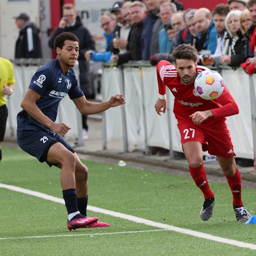 Saif Eddine Ayadi im Zweikampf mit einem Siegburger Spieler.