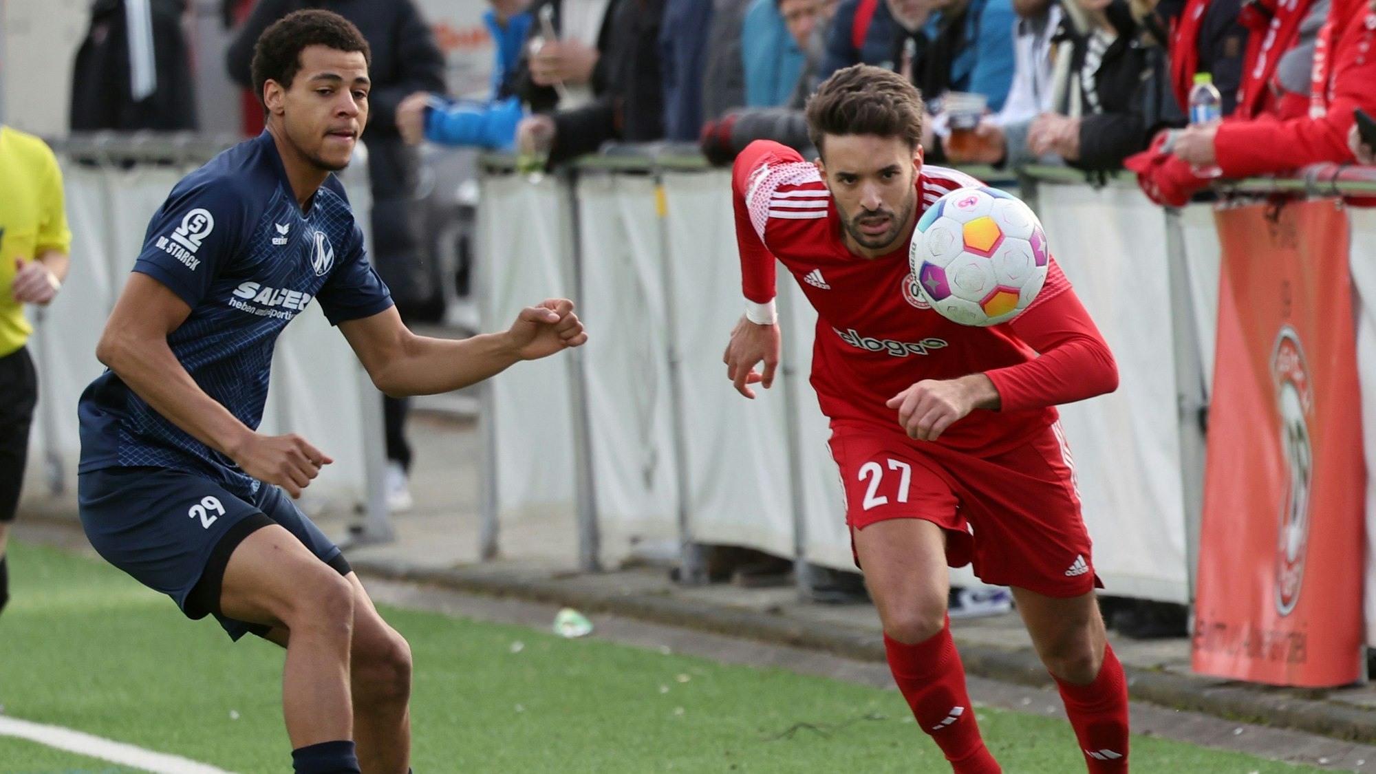 Saif Eddine Ayadi im Zweikampf mit einem Siegburger Spieler.