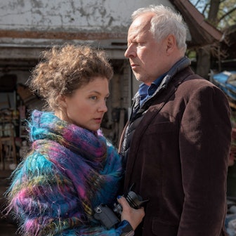 Greta Exner und Klaus Borowski stehen sich gegenüber.