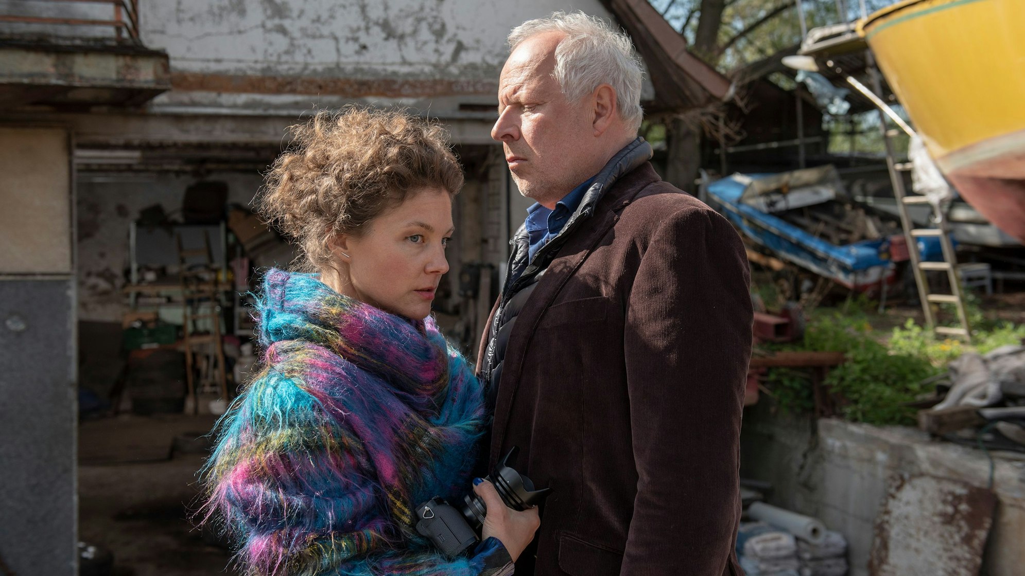 Greta Exner und Klaus Borowski stehen sich gegenüber.