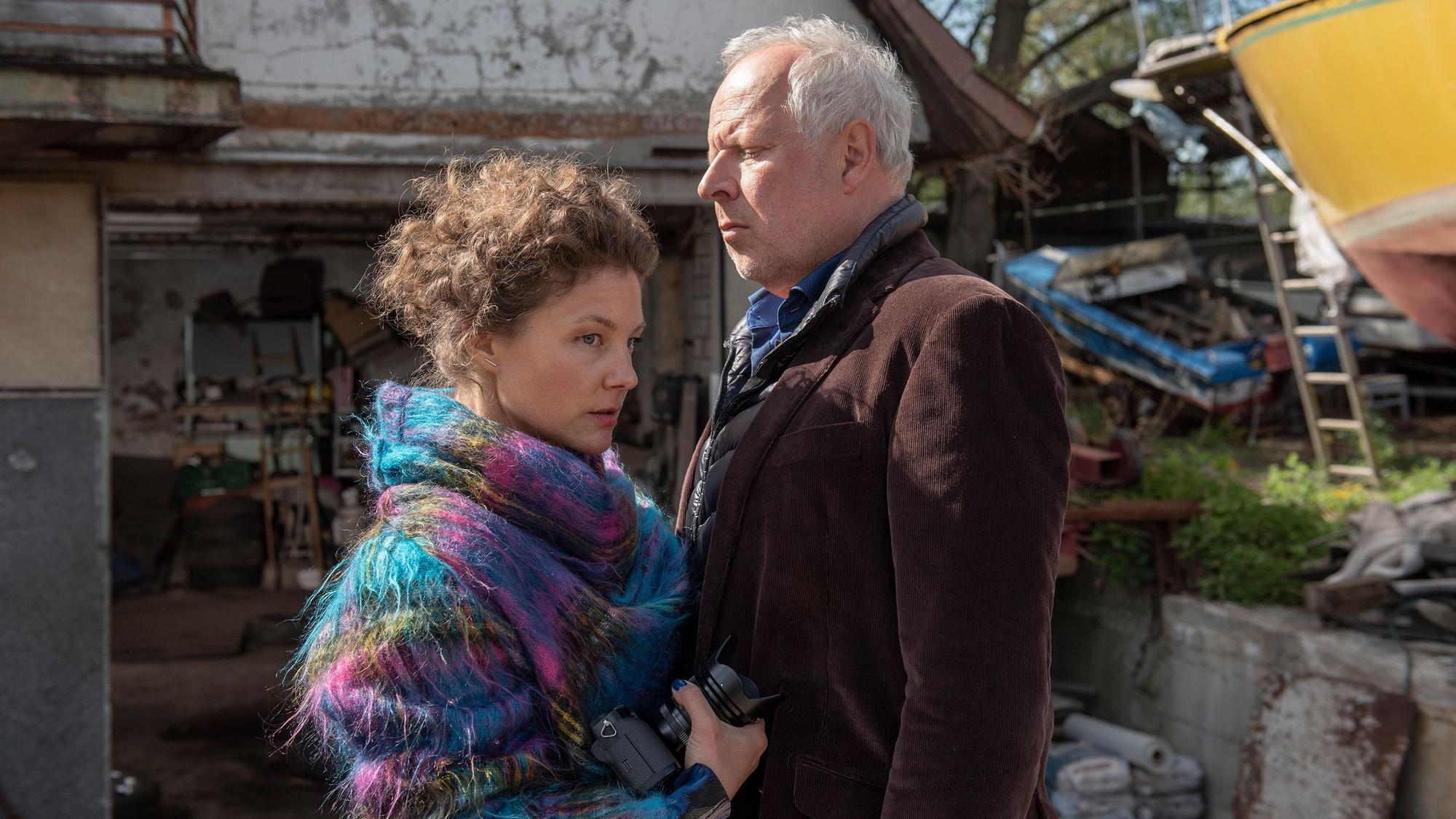 Greta Exner und Klaus Borowski stehen sich gegenüber.