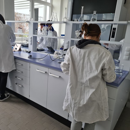 Bei einem ersten Projekttag konnten Schülerinnen und Schüler der Gesamtschule im vergangenen Jahr bereits im Schülerlabor experimentieren.