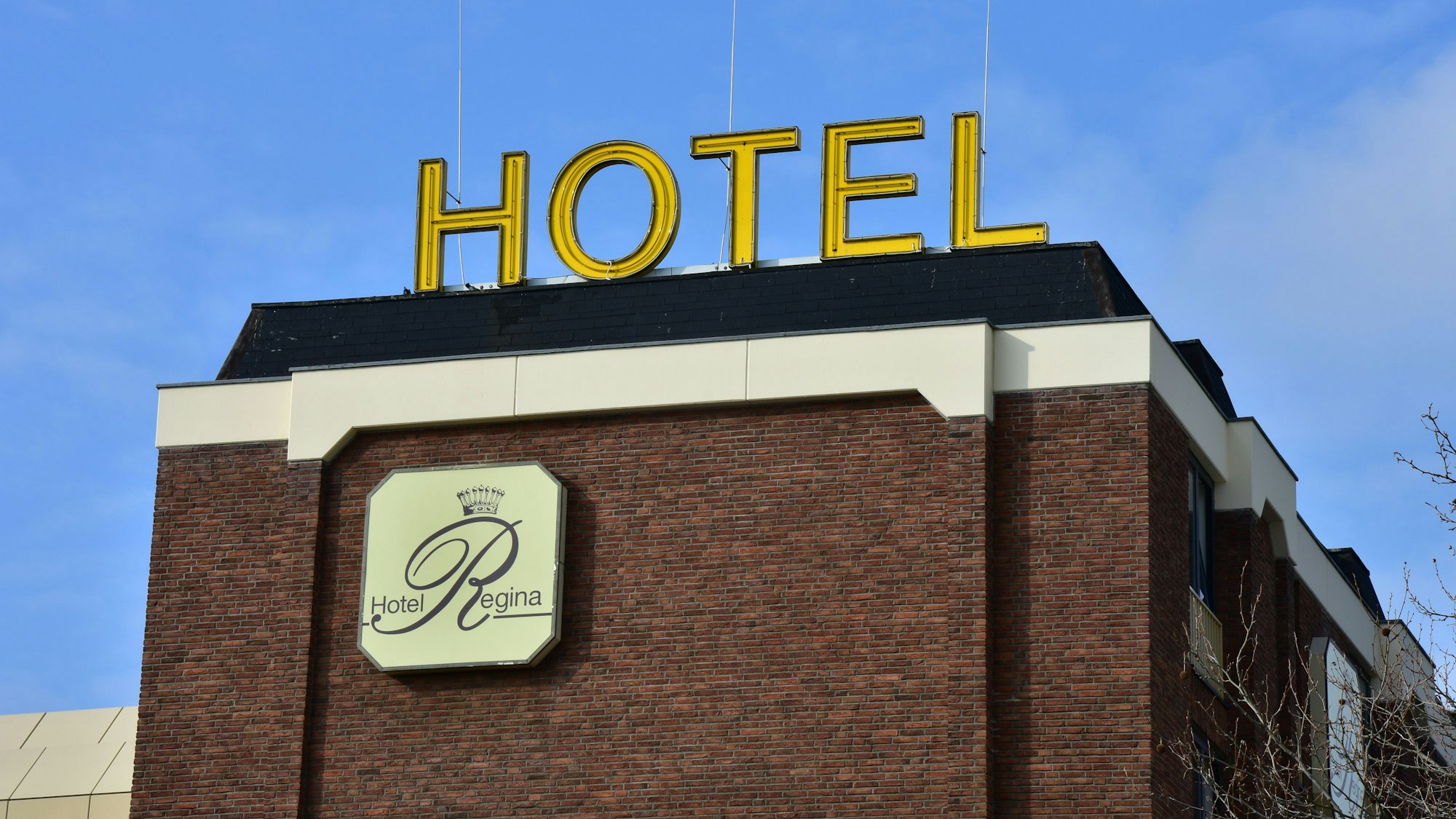 Gebäudefassade mit Hotel-Schrift.