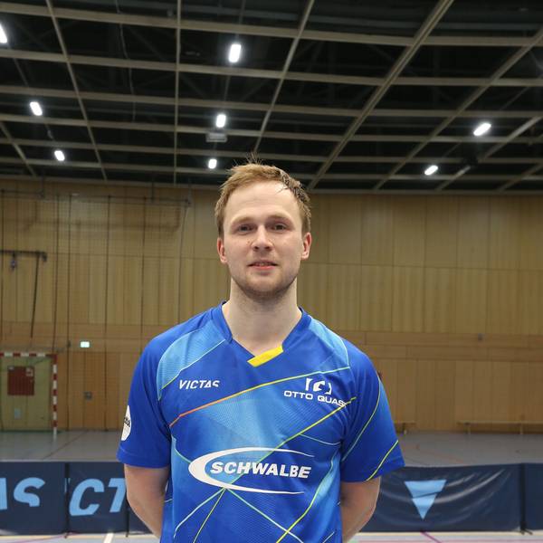 Benedikt Duda steht in der Bergneustädter Burstenhalle.
