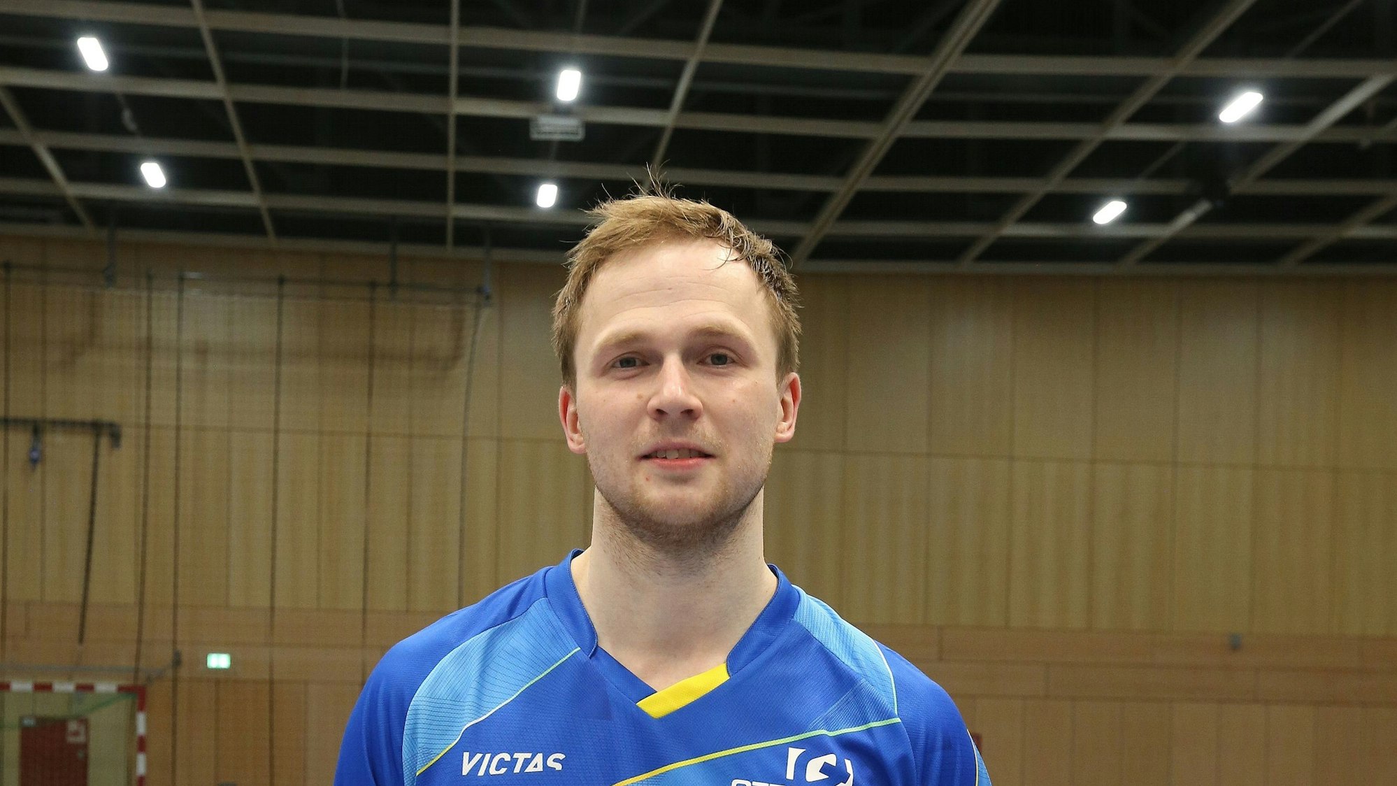 Benedikt Duda steht in der Bergneustädter Burstenhalle.