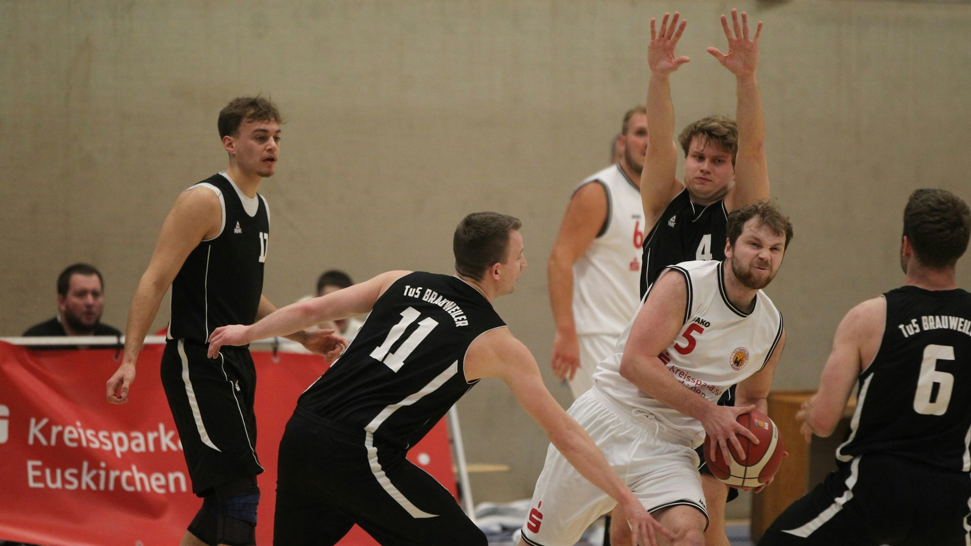 Im Basketball-Landesliga-Spiel gegen den TuS Brauweiler ist Philipp Greuel vom TuS Zülpich von mehreren Gegenspielern umringt.