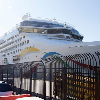 Das Kreuzfahrtschiff „Norwegian Dawn“ mit mehr als 3000 Menschen an Bord steht im Hafen von Port Louis auf Mauritius. Wegen des Verdachts auf einen Cholera-Ausbruch ist das Schiff abgeriegelt.