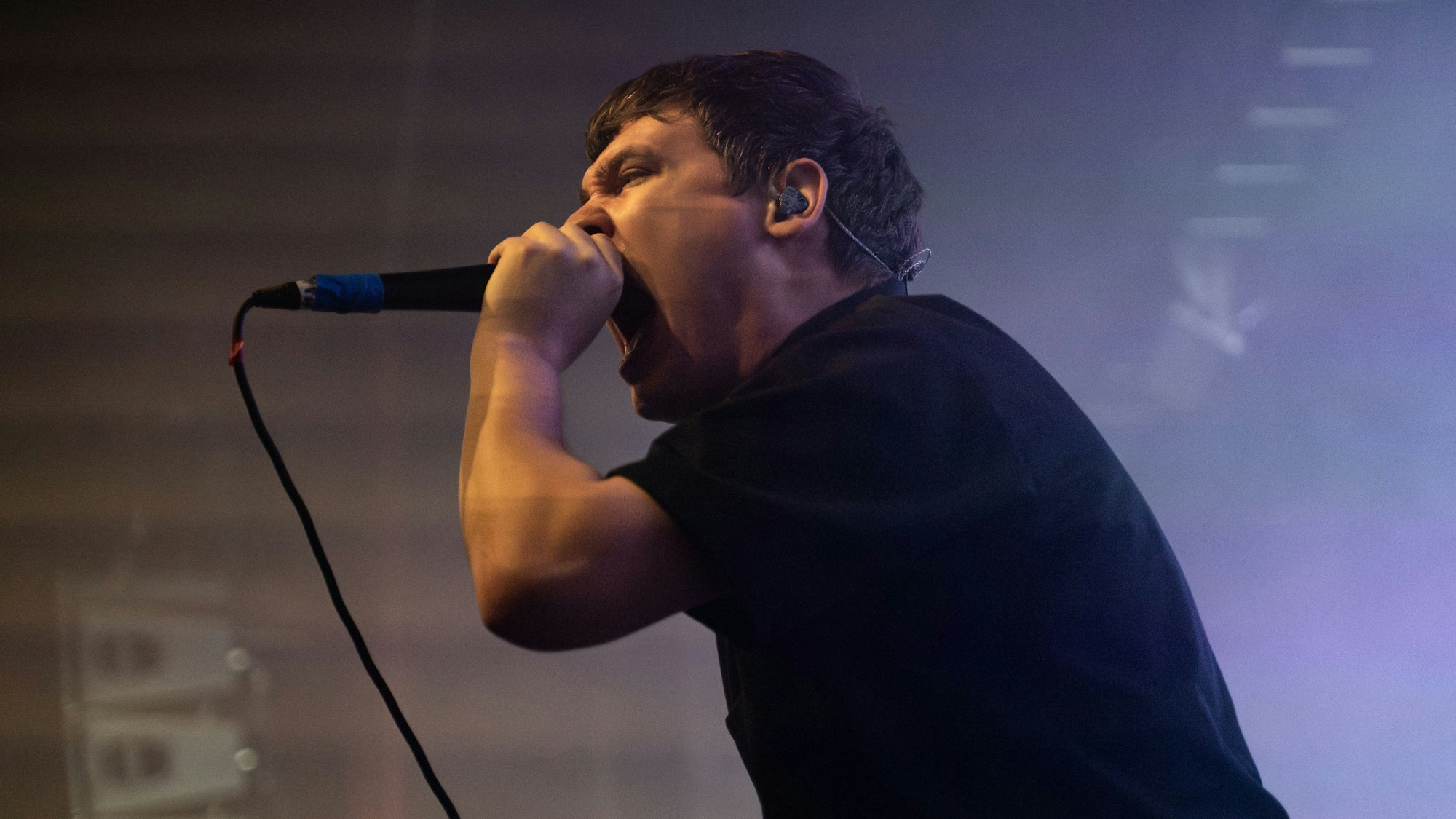 Bryan Garris Stimme klingt wie eine Mischung eines heiseren Jungen vor dem Stimmbruch, krächzenden Papageis und bellenden Chihuahuas.