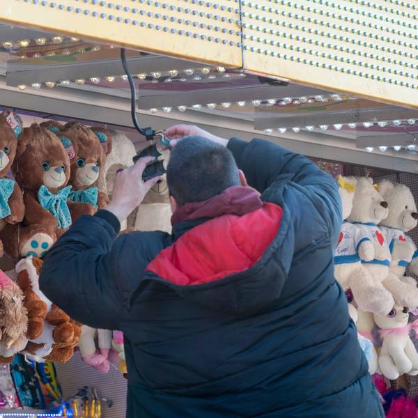 Die Osterkirmes wird in Deutz aufgebaut.