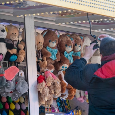 Die Osterkirmes wird in Deutz aufgebaut.