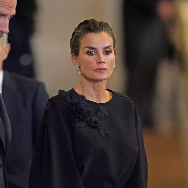 Königin Letizia und König Felipe in schwarzer Trauerkleidung.