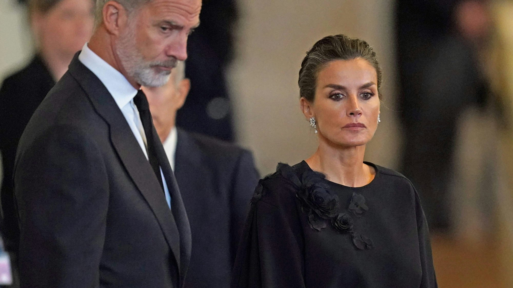 Königin Letizia und König Felipe in schwarzer Trauerkleidung.