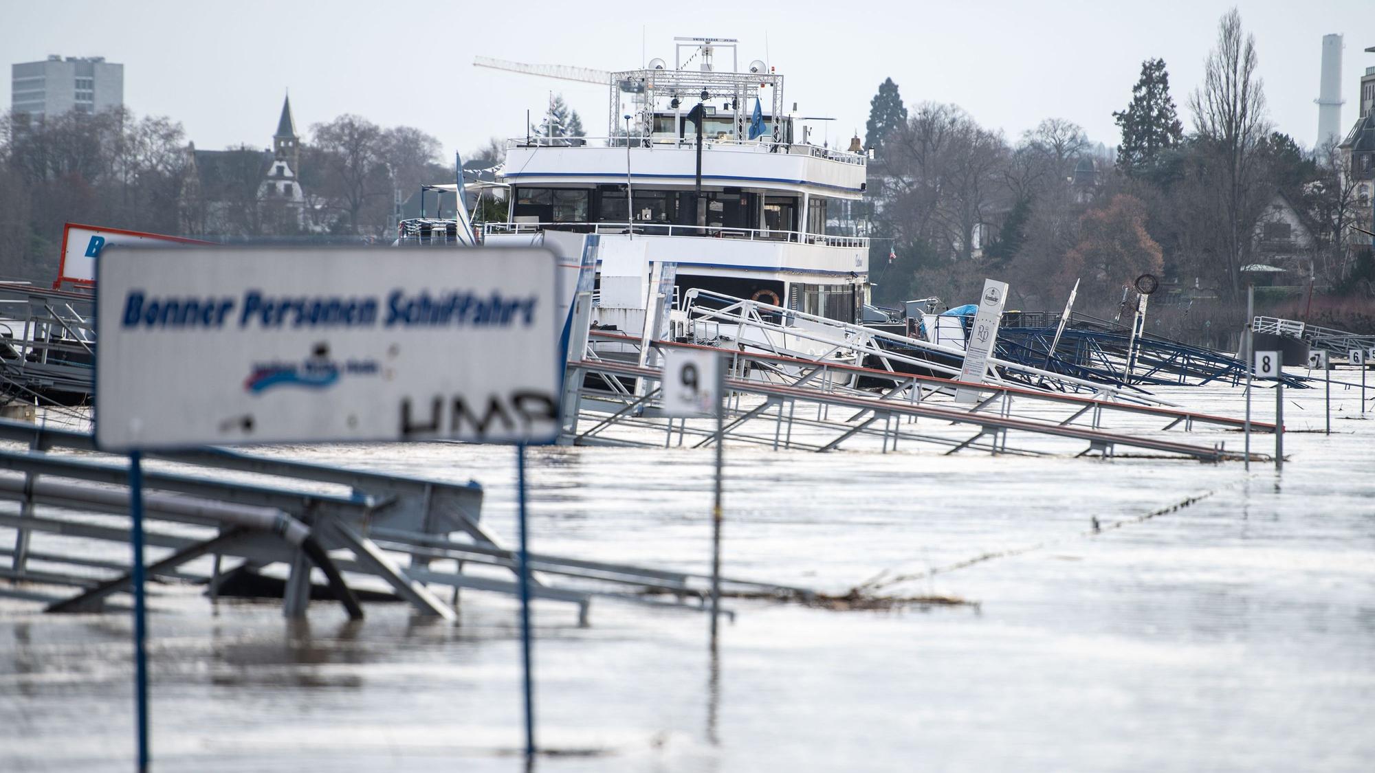 ARCHIV - 05.02.2021, Nordrhein-Westfalen, Bonn: Schiffsanleger sind vom Rhein überflutet.