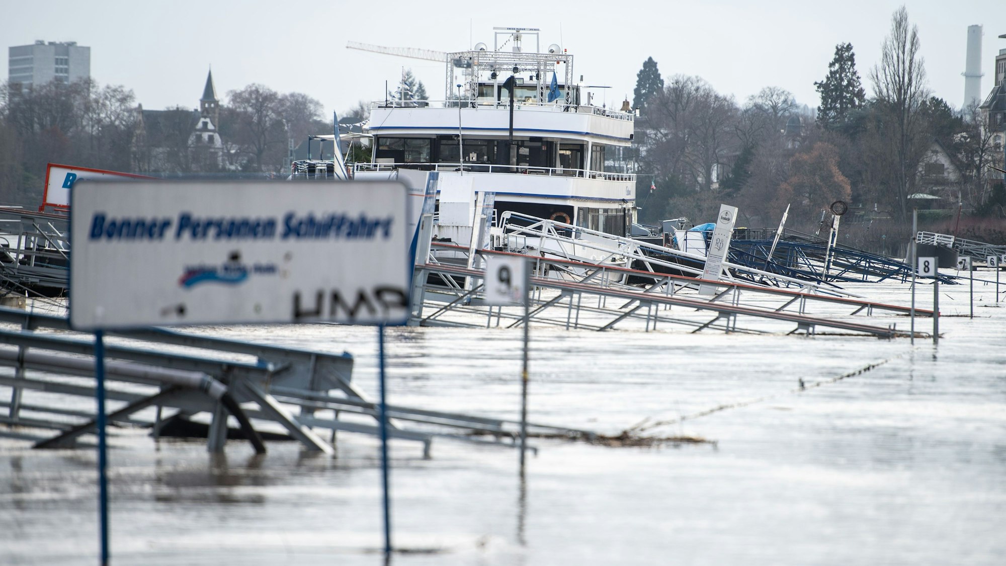 ARCHIV - 05.02.2021, Nordrhein-Westfalen, Bonn: Schiffsanleger sind vom Rhein überflutet.
