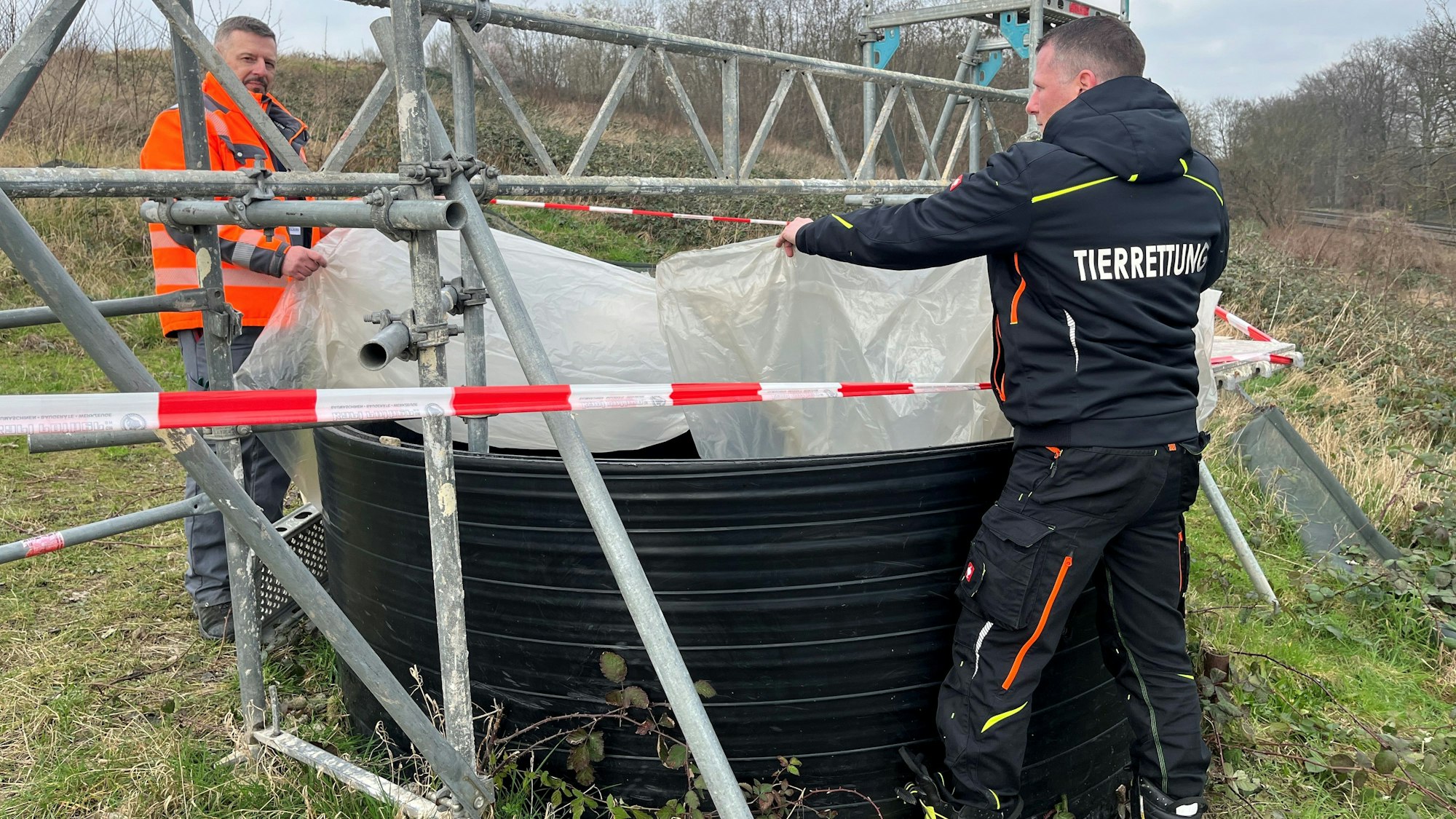 Schacht in den die Katze gesprungen ist. Abgedeckt wird dieser mit einer Plane