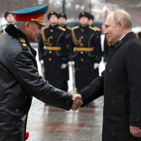 Kremlchef Wladimir Putin (r.) zusammen mit Russlands Verteidigungsminister Sergei Schoigu. US-Analysten zufolge will der Kreml weitere Gebiete in der Ukraine erobern. (Archivbild)