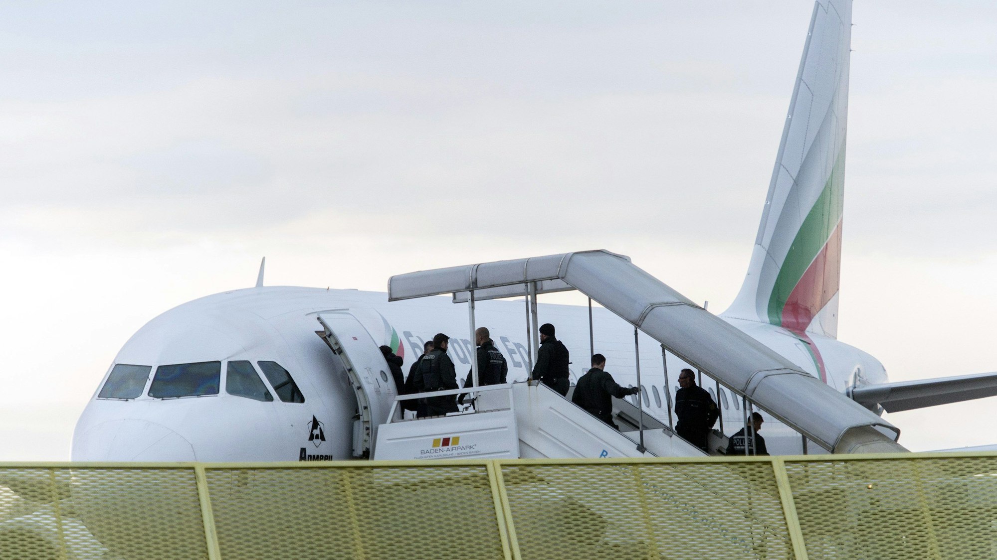 In NRW haben 48.902 abgelehnte Asylbewerber eine Duldung. Zu sehen sind Menschen, die in ein Flugzeug steigen.